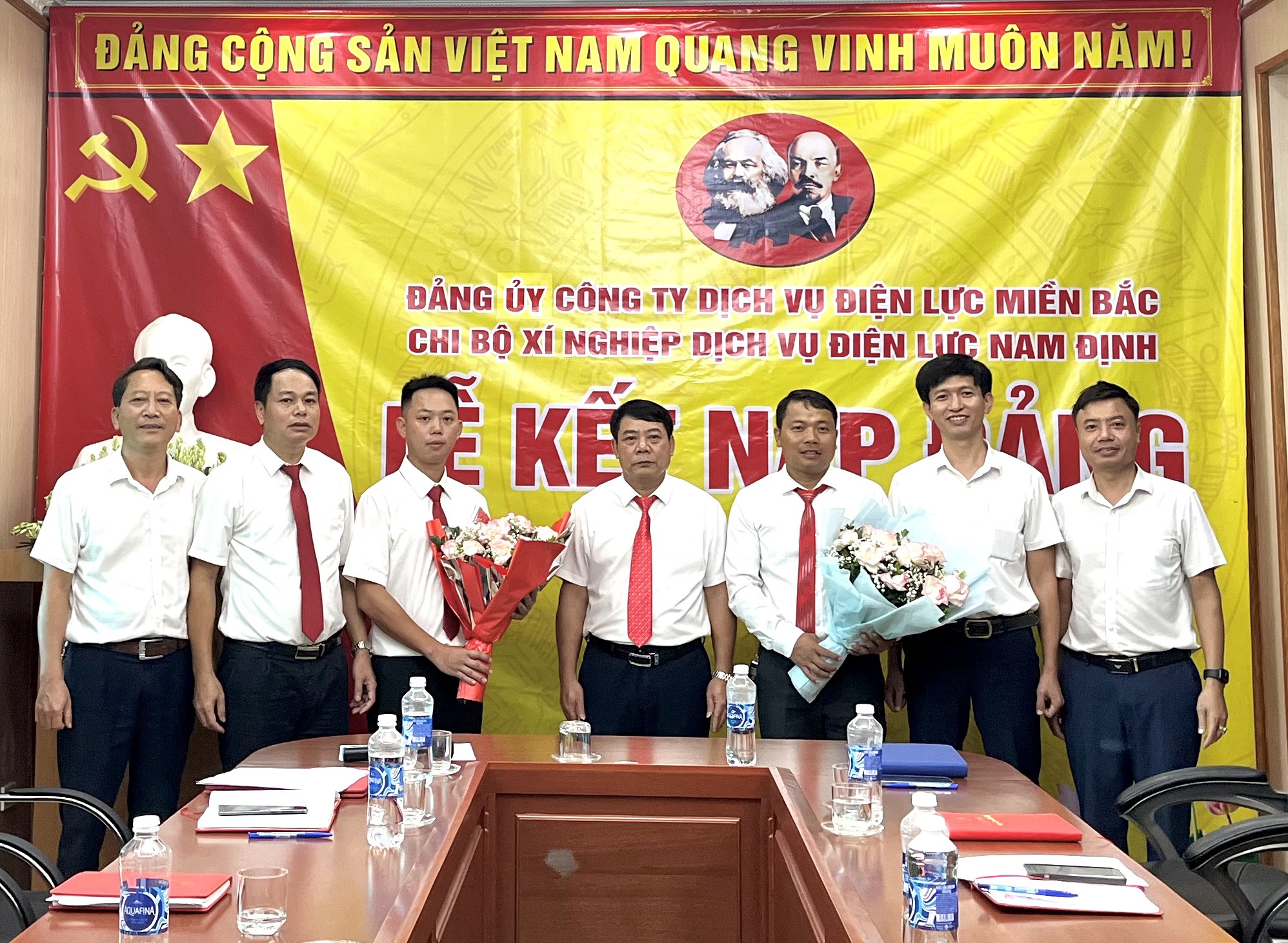  Chi bộ Xí nghiệp Dịch vụ Điện lực Nam Định tổ chức Lễ kết nạp Đảng viên mới năm 2024